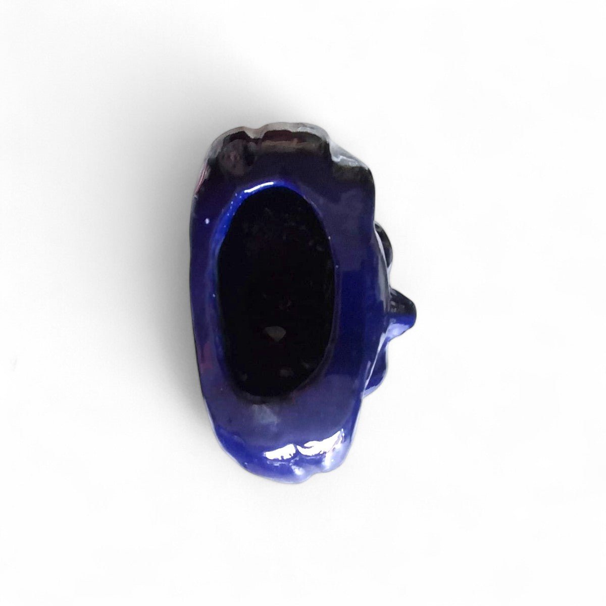 Vista di tre quarti della testa lunare Selena, che evidenzia la sua natura enigmatica.