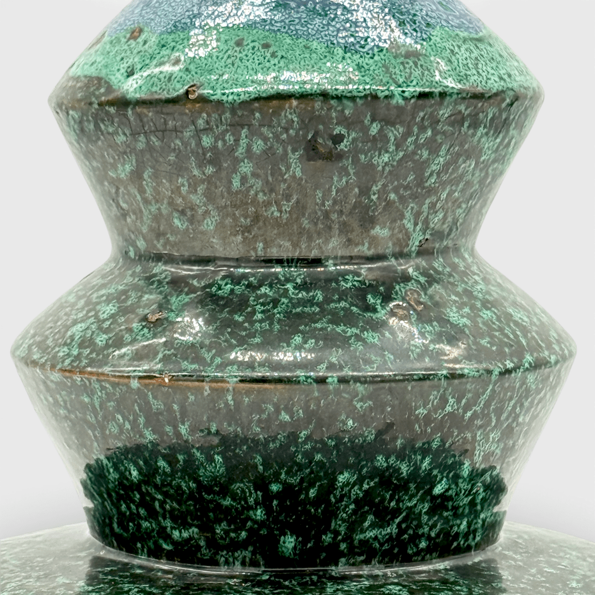 Ceramica artistica verde scuro con texture maculata