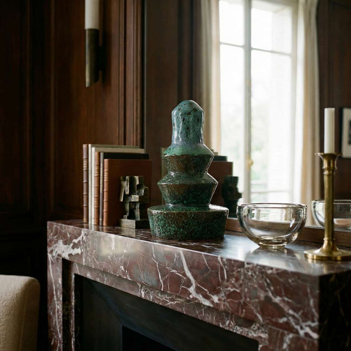 Dettaglio smalto verde muschio e petrolio su ceramica