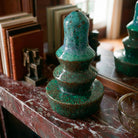 Totem in ceramica verde a forma di pagoda stilizzata