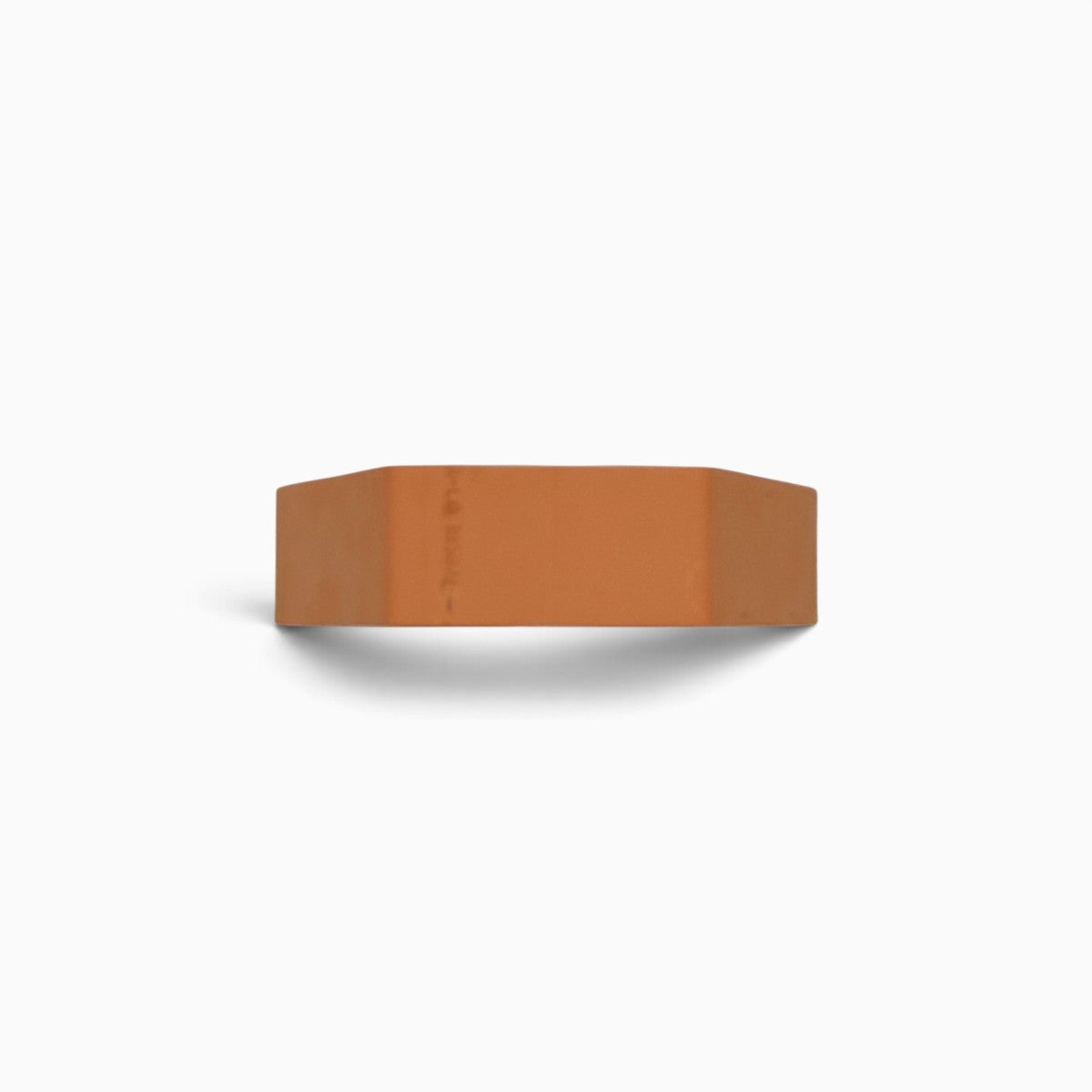Varco Terreno pezzo unico in terracotta con geometria trapezoidale e rapporto tra pieni e vuoti