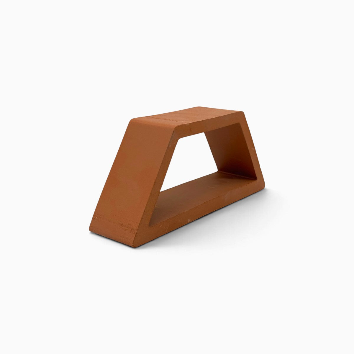 Vista frontale di Varco Terreno, scultura in terracotta con grande apertura trapezoidale