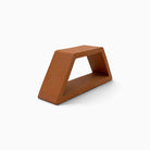 Vista frontale di Varco Terreno, scultura in terracotta con grande apertura trapezoidale