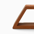 Vista laterale di Varco Terreno, oggetto scultoreo in terracotta non smaltata
