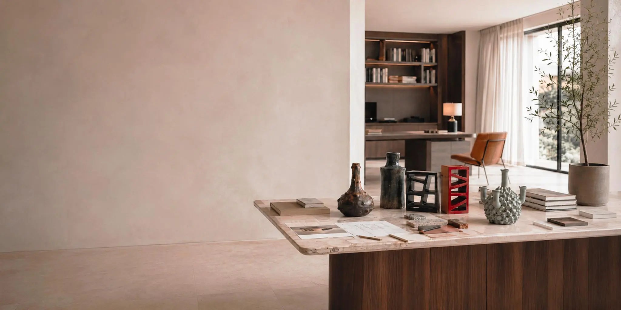 Studio di interior design contemporaneo con tavolo in marmo, campioni materici e oggetti artigianali Vicode.
