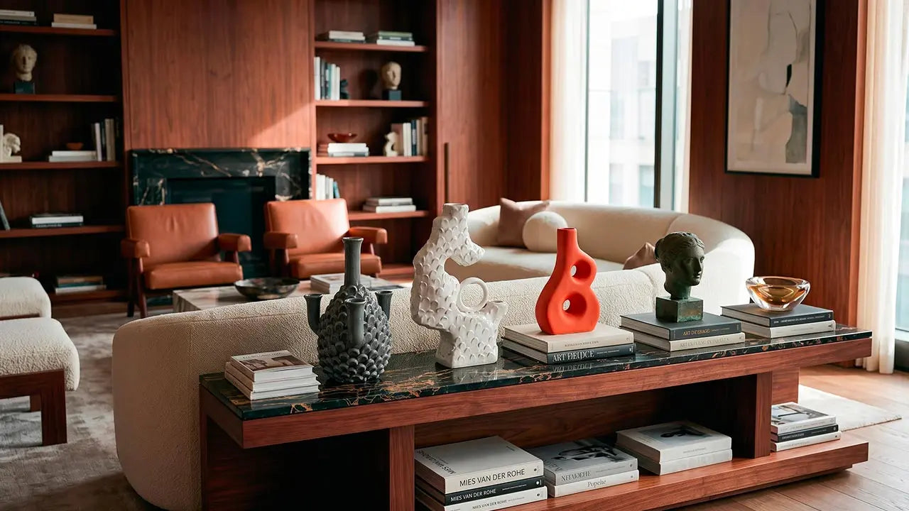 Composizione di vasi in ceramica di design in una zona living moderna