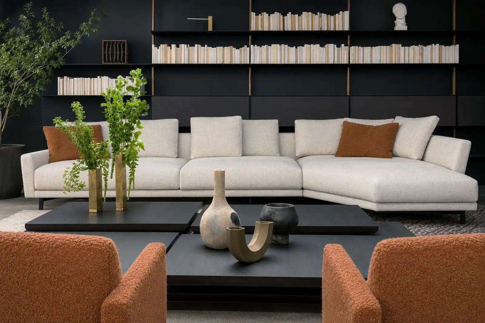 Vaso Malles in ceramica nera inserito in un allestimento di design contemporaneo living divani, allestimento studio ossino, 