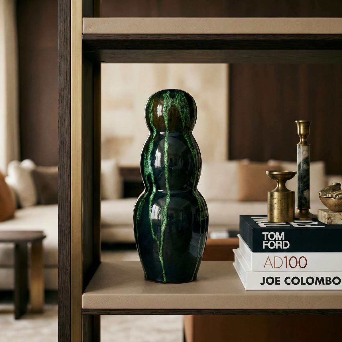 Dettaglio smaltatura drip glaze verde su ceramica scura