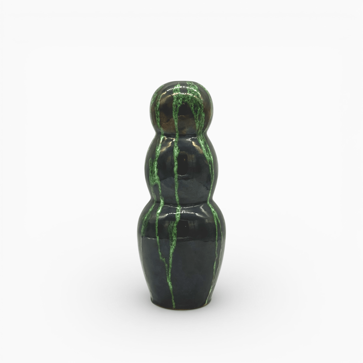 Scultura in ceramica forma organica con striature verticali