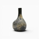Il vaso scultoreo di Farida esposto come sofisticato accento di design in un living di lusso.