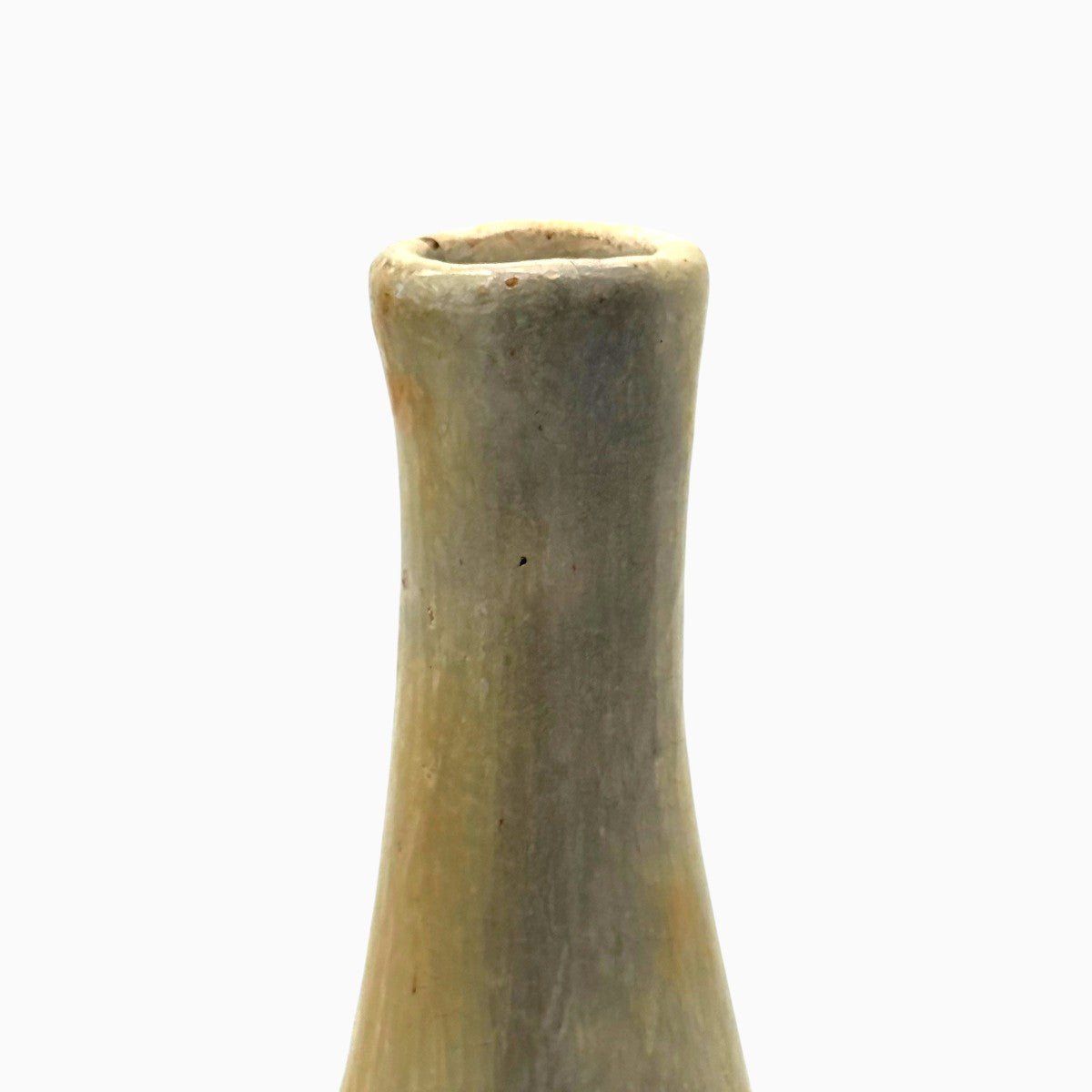 Il vaso di Farida esposto come accento di design raffinato e primitivo in un ambiente di lusso.