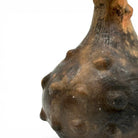 Profilo asimmetrico e silhouette organica a forma di zucca, espressione di un antico gesto artigianale.