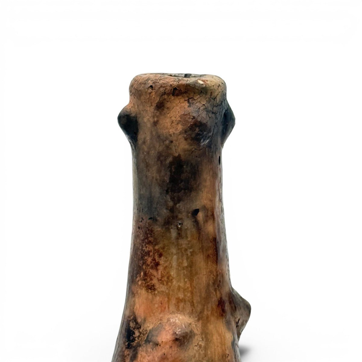 Il vaso scultoreo a bulbo di Marowa esposto come accento di design esclusivo in una nicchia minimalista di lusso.