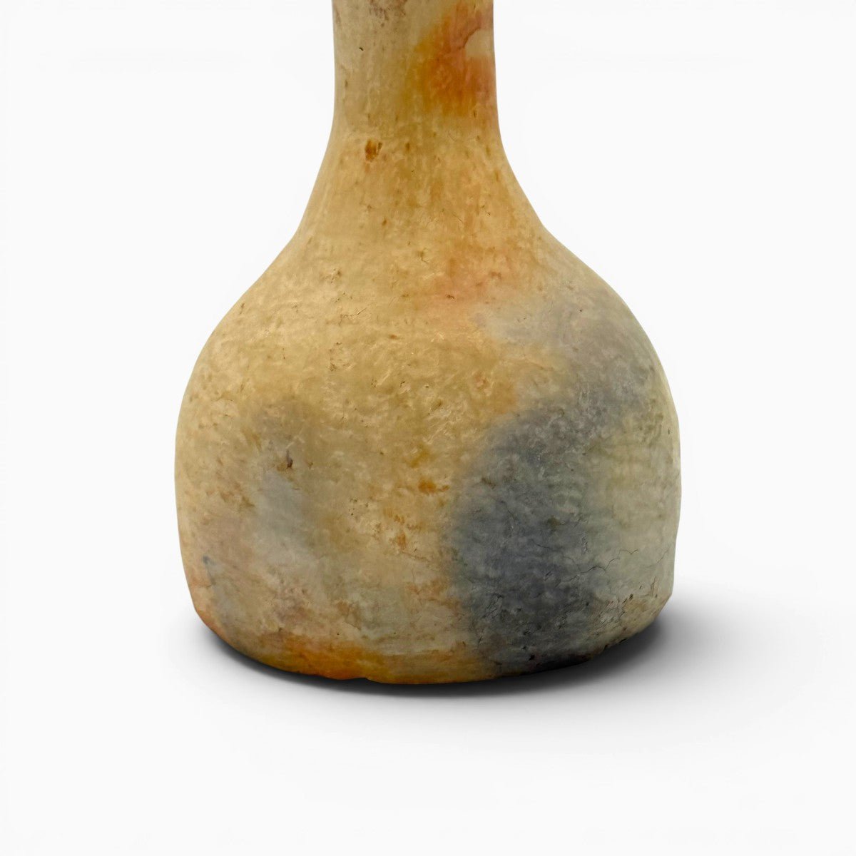 Il vaso ampolla di Hanene esposto come luminoso accento di design in un contesto di lusso contemporaneo.