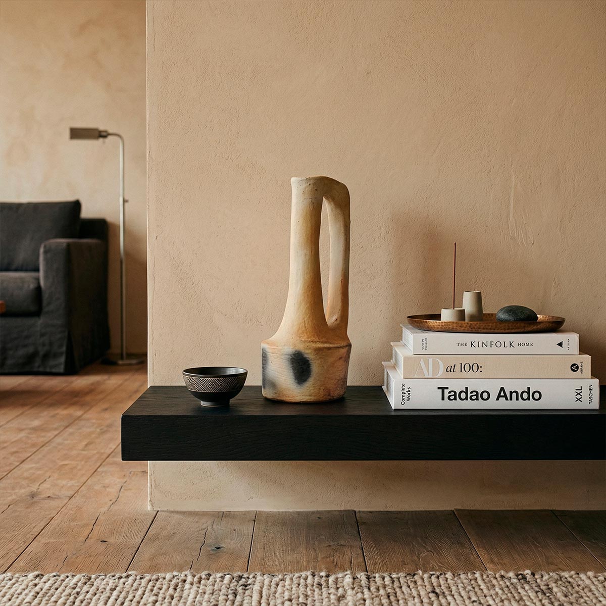 Vaso anfora Hanene "Sigillo Solare", ceramica ocra con grande ansa laterale.