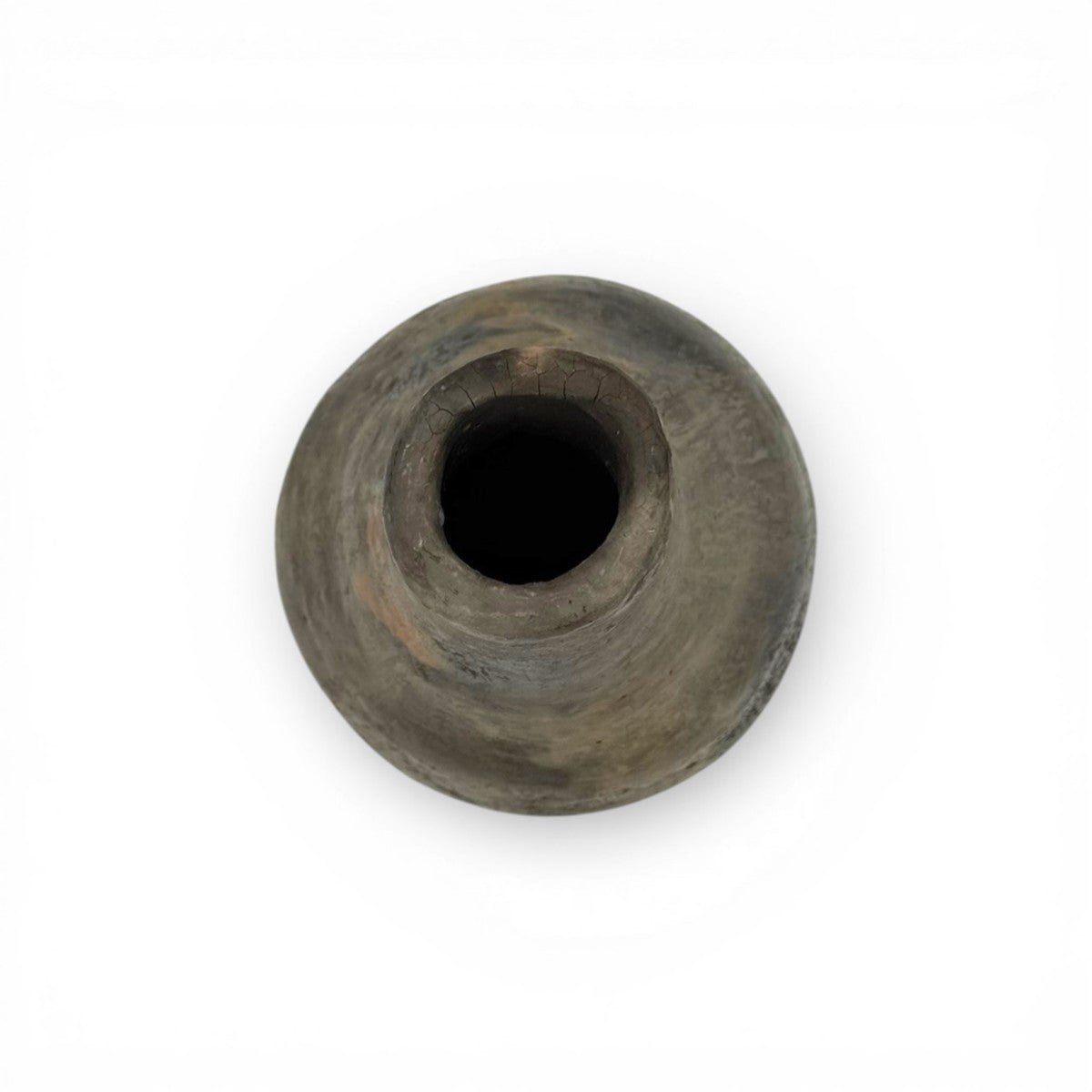Vaso Hanene in un ambiente minimalista, come accento culturale di design.