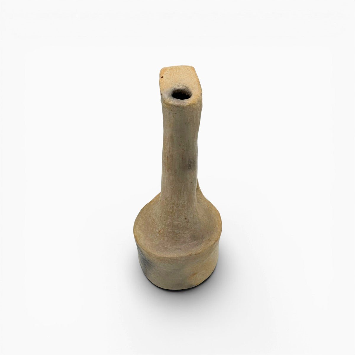 Silhouette slanciata e brutale del vaso scultura Hanene da 33 cm di altezza.