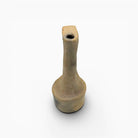Silhouette slanciata e brutale del vaso scultura Hanene da 33 cm di altezza.