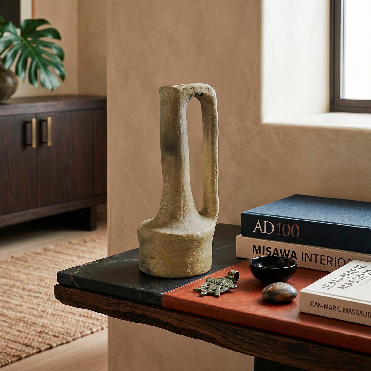 Vaso scultura Hanene "Architettura del Silenzio", ceramica Sejnane con grande ansa laterale.