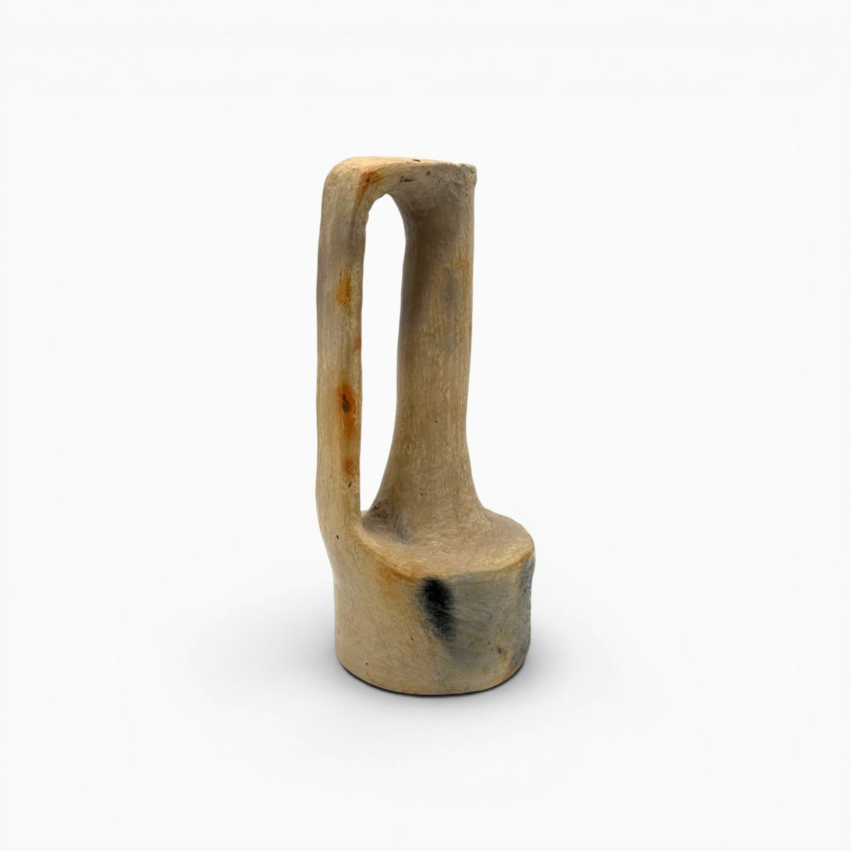 Ombre cineree e macchie di fumo sulla superficie del vaso scultoreo Malles x Vicode.