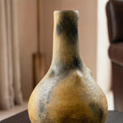 Sfumature ocra e terracotta sulla base arrotondata del manufatto d'arte Malles x Vicode.