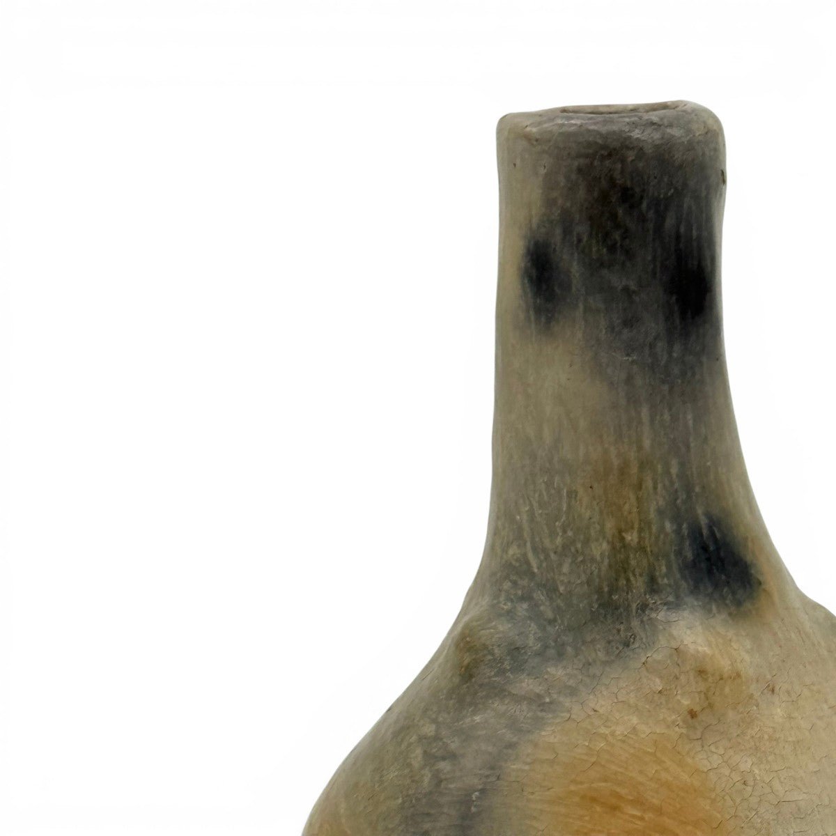 Il piccolo vaso bottiglia esposto come accento di design d'avanguardia su una mensola scura.