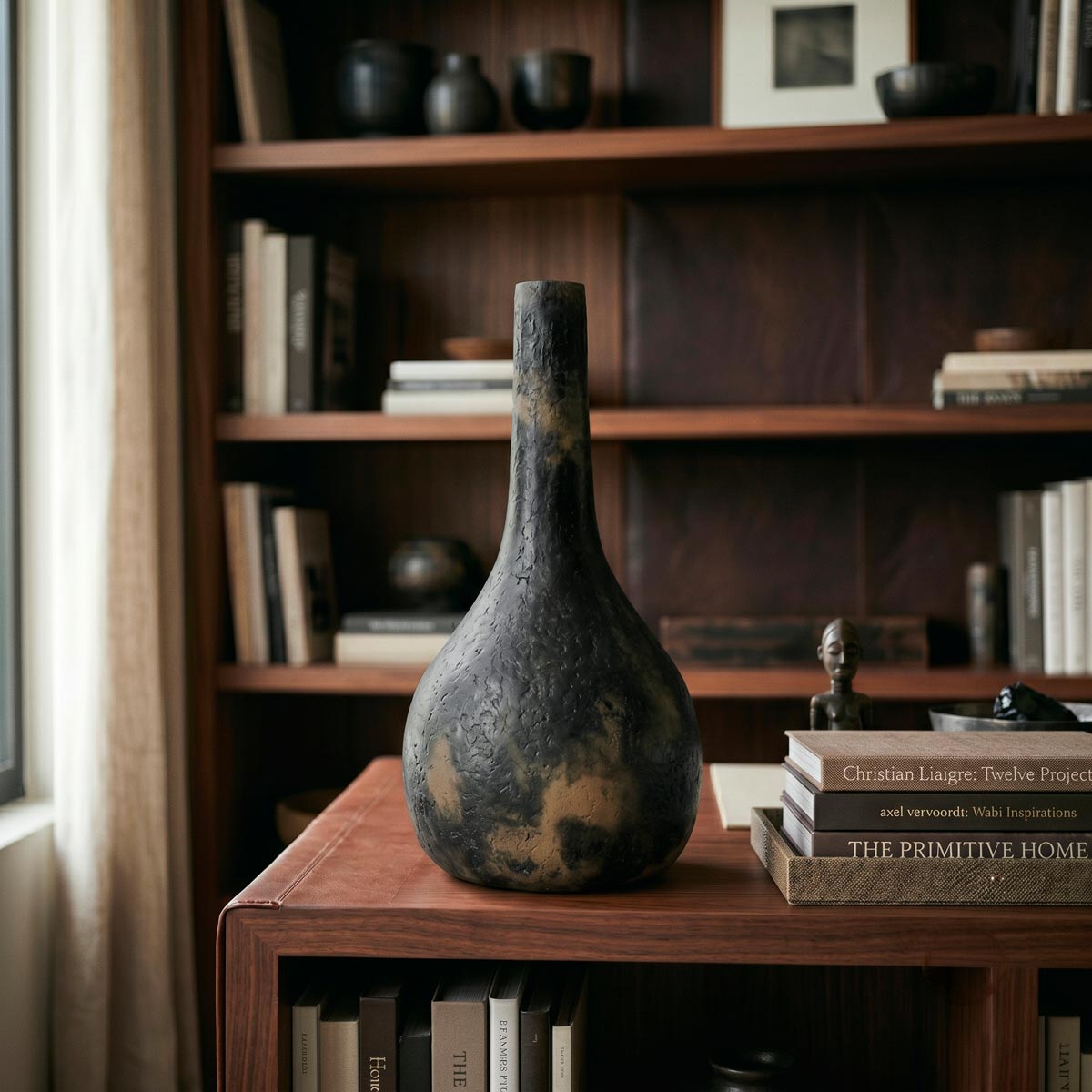 Vaso monumentale ceramica fiammata con silhouette slanciata a bulbo modellato a mano dall'artista Farida