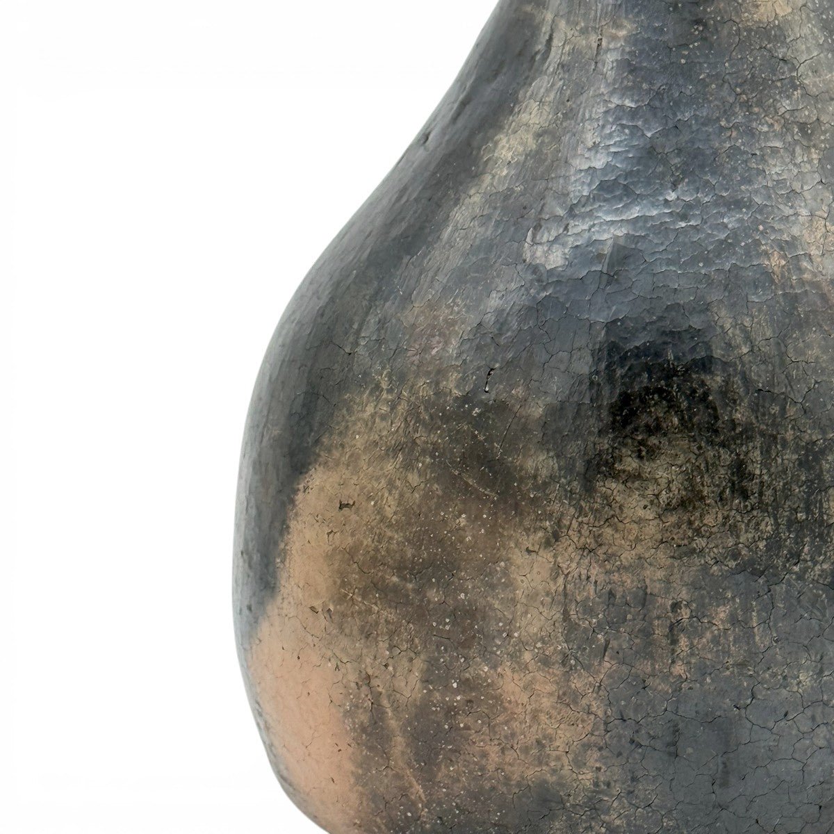 Profilo organico e asimmetrico ad ampolla monumentale, espressione di un ancestrale gesto artigianale.