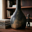 Texture materica craquelé e sfumature nero carbone sulla superficie del vaso scultoreo patrimonio UNESCO.