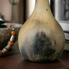 Finitura lucidata con conchiglie su ceramica UNESCO, texture serica e chiara.