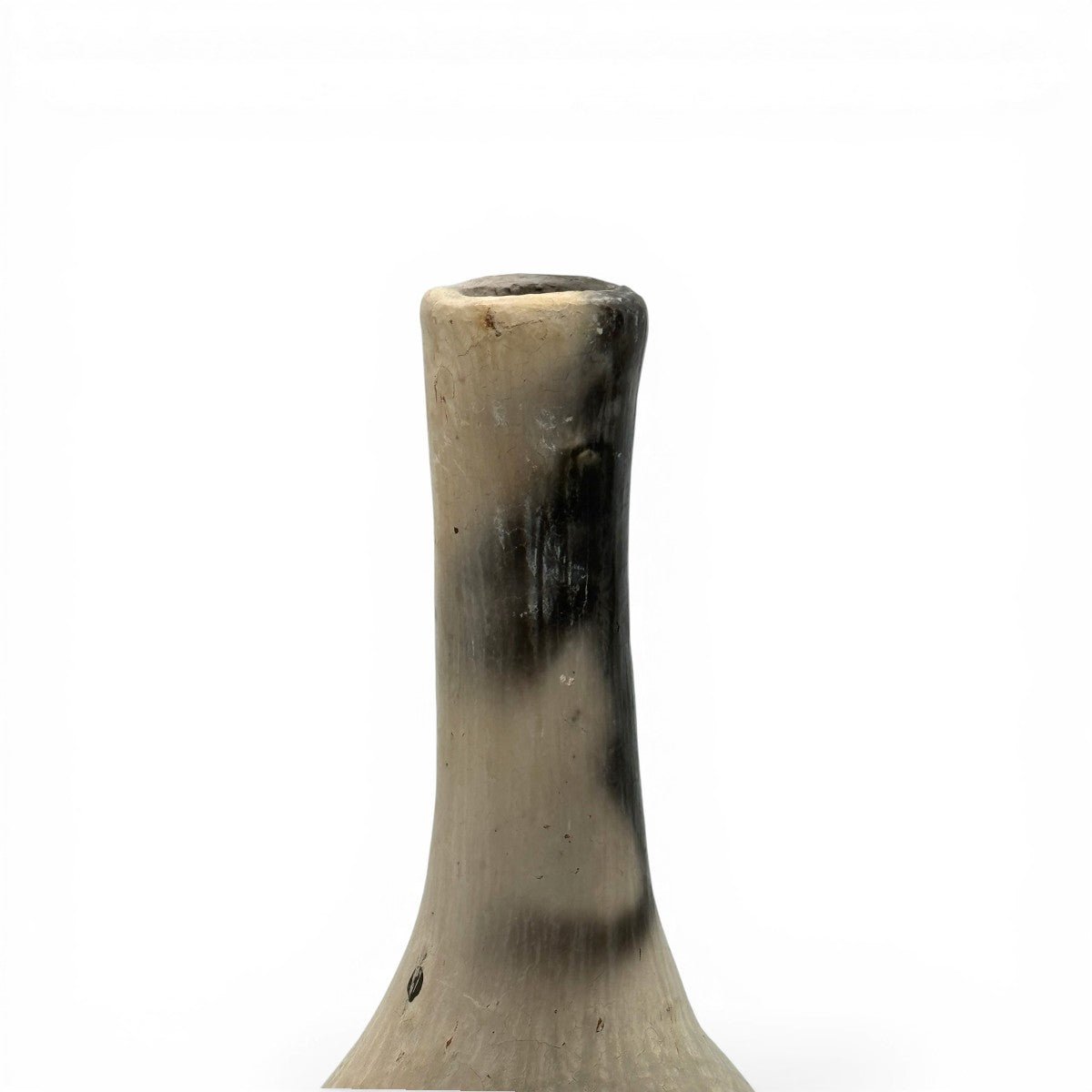Vaso Orizzonte Pallido esposto in un interno luminoso, accento di stile mediterraneo.