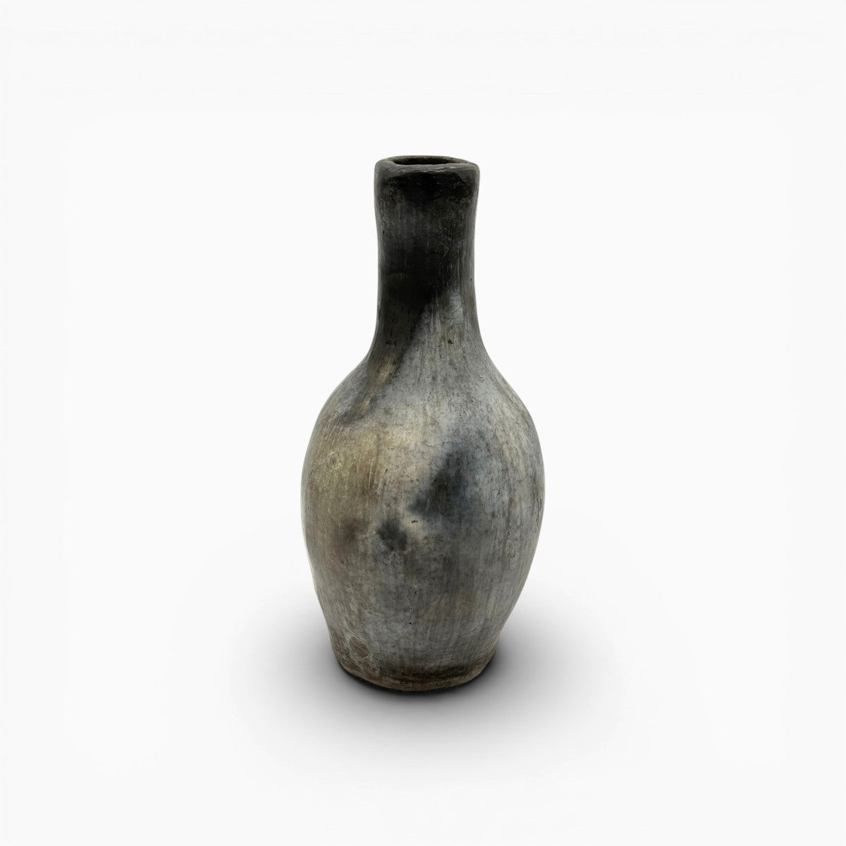 Il collo lungo e slanciato del vaso scultura Hanene, pezzo unico artigianale.