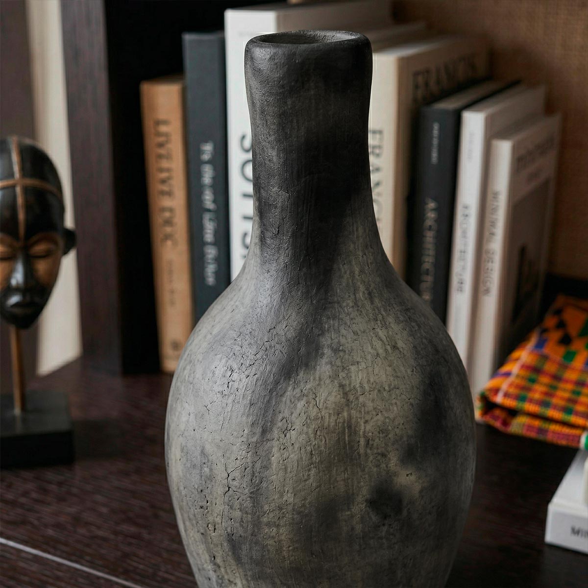 Dettaglio delle sfumature cineree e nere sulla superficie del vaso Hanene.
