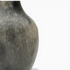 Vaso Soffio di Sejnane esposto accanto a libri d'arte, accento di design.
