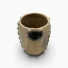 Vaso calice Hanene (H 22.5 cm) esposto come accento di design in un interno colto.