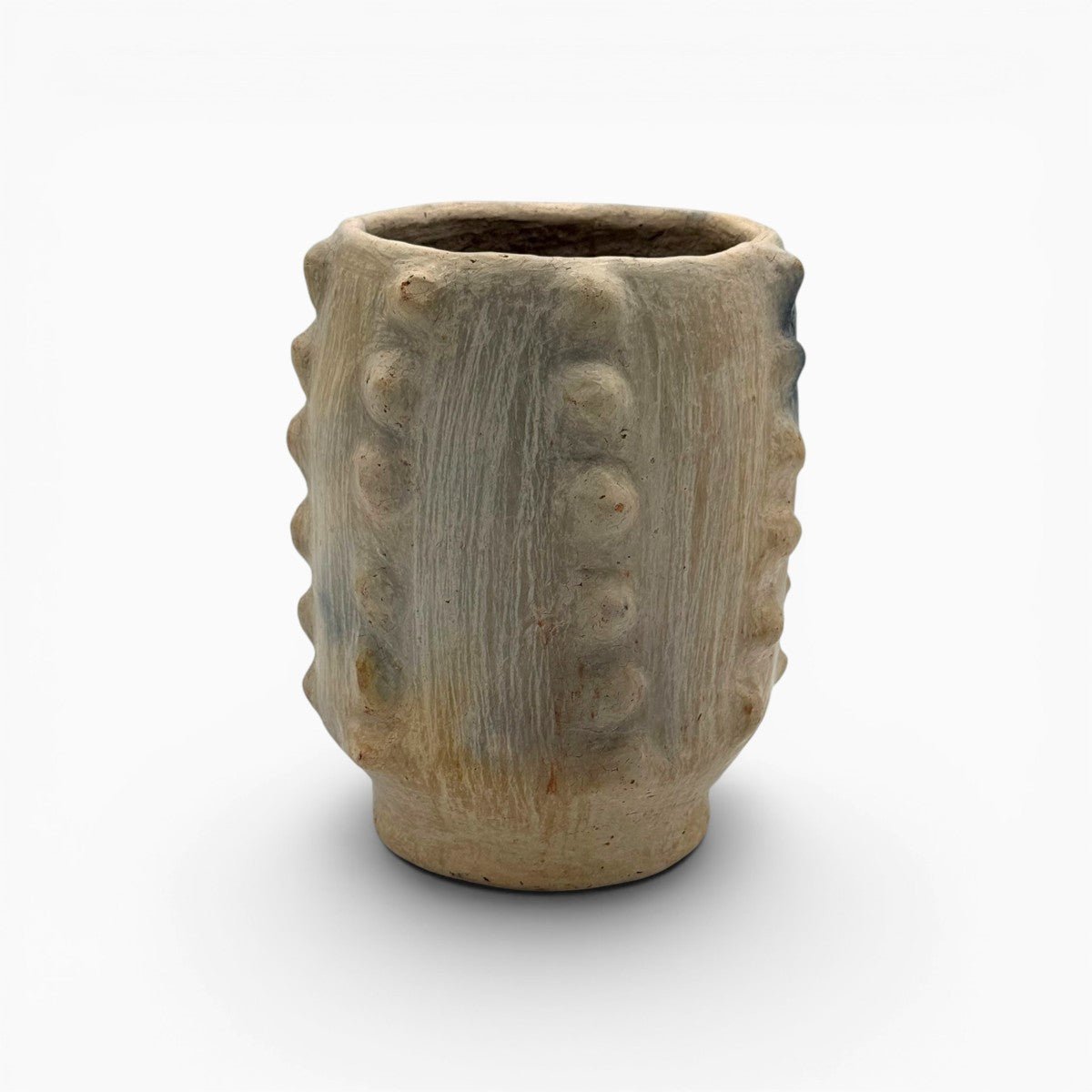 Base rialzata e forma a calice del vaso scultura Malles x Vicode, opera di Hanene.