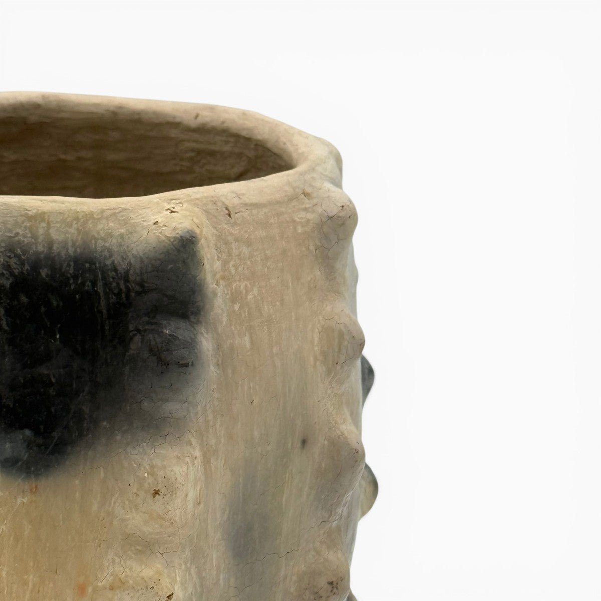 La firma dell'artista Hanene incisa sulla base della scultura in terra cruda tunisina.