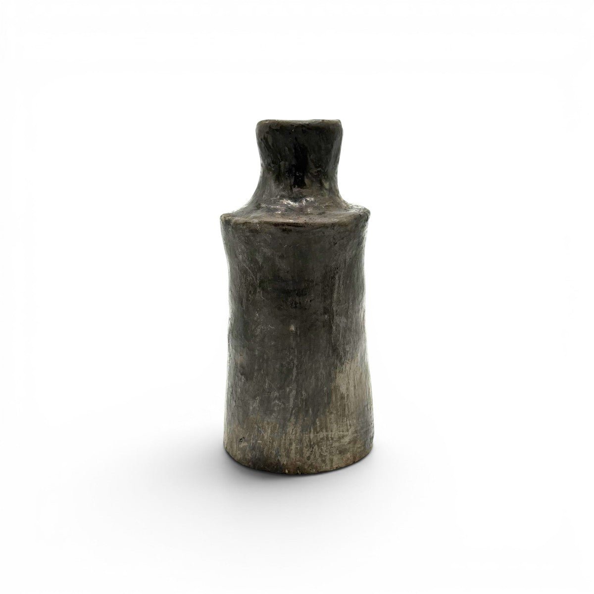Il vaso cilindrico di Hanene esposto como sofisticato accento di design sopra una console minimale.