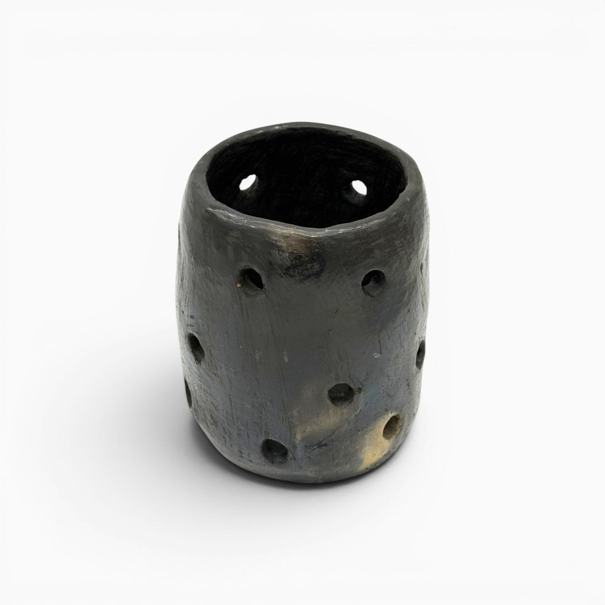 Il vaso traforato di Mufida esposto come accento di design magnetico in un ambiente contemporaneo.