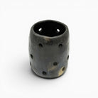 Il vaso traforato di Mufida esposto come accento di design magnetico in un ambiente contemporaneo.