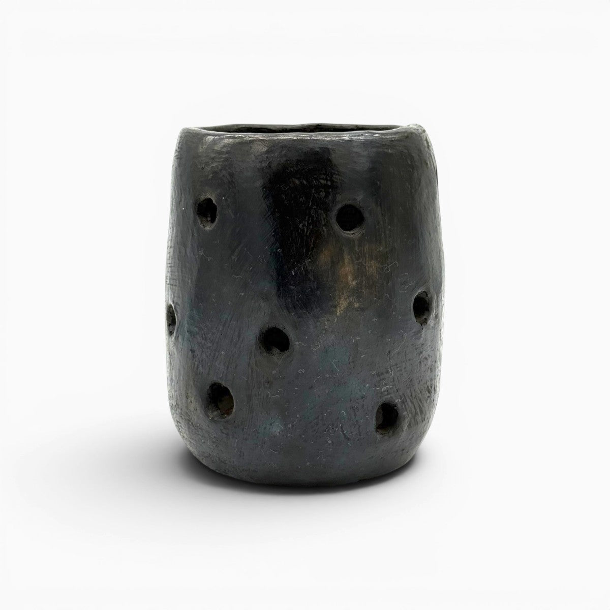 Profilo a botte del manufatto d'arte decorativo Malles x Vicode, espressione di forza arcaica.