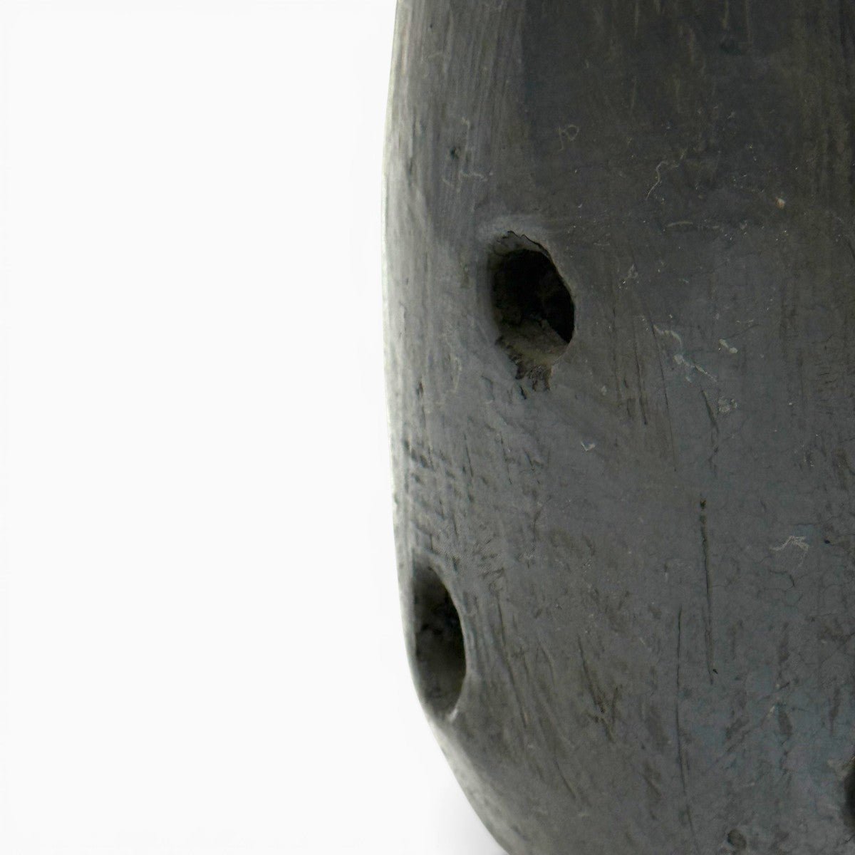 Superficie in argilla nera impreziosita da riflessi metallici nati dalla cottura sotto paglia.
