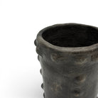Vaso decorativo nero di Hanene inserito in un contesto di lusso contemporaneo per una narrazione silente.