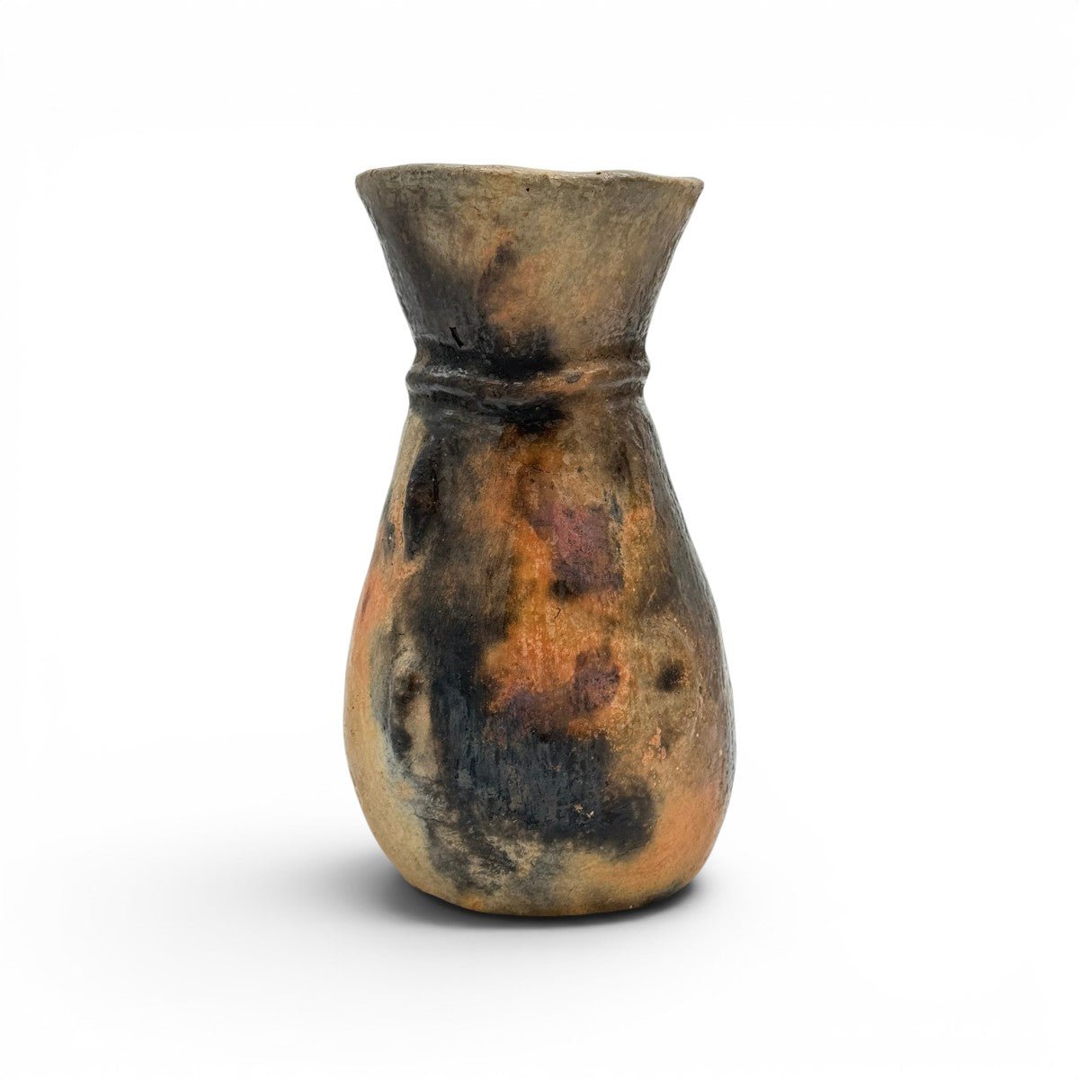 Profilo sinuoso asimmetrico e bocca svasata del manufatto d'arte decorativo Malles x Vicode.