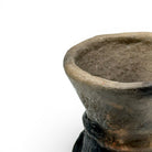 Il vaso di Zohra esposto come accento di design d'avanguardia sopra una console in legno scuro.