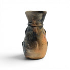 Texture materica porosa dipinta dal fuoco vivo e dalla paglia secondo il rito millenario patrimonio UNESCO.