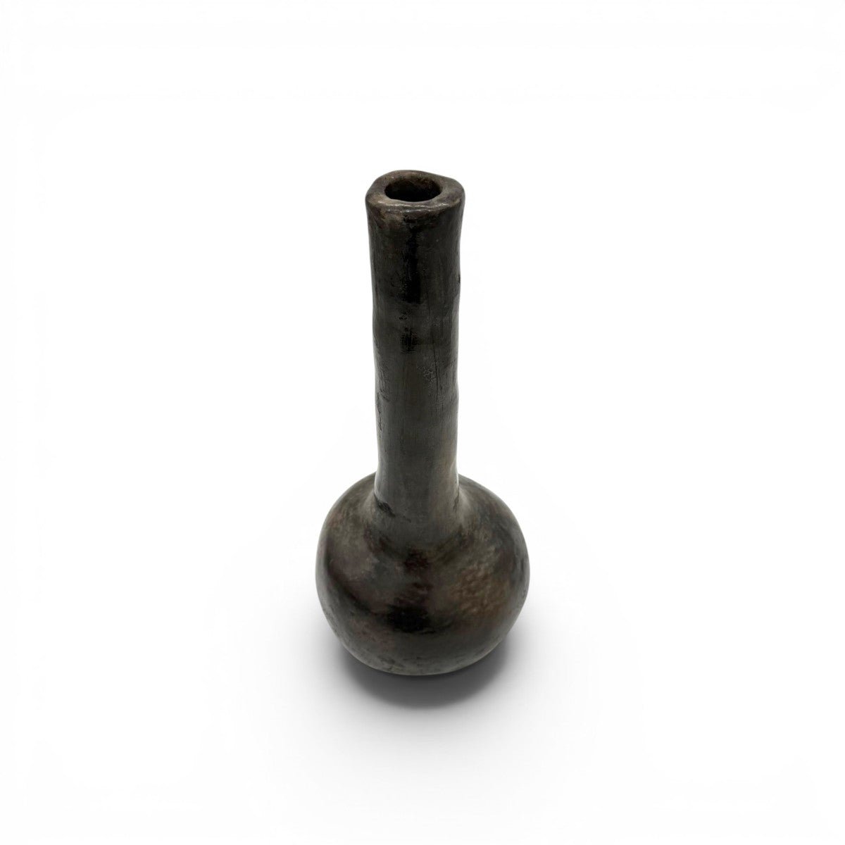 Il vaso slanciato di Habiba esposto come sofisticato accento di design sopra una console moderna.