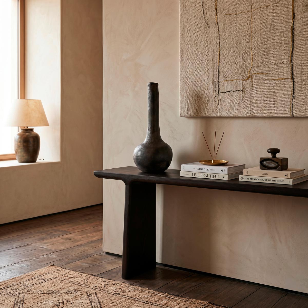 aso slanciato ceramica nera con silhouette a collo lungo modellato a mano da Habiba