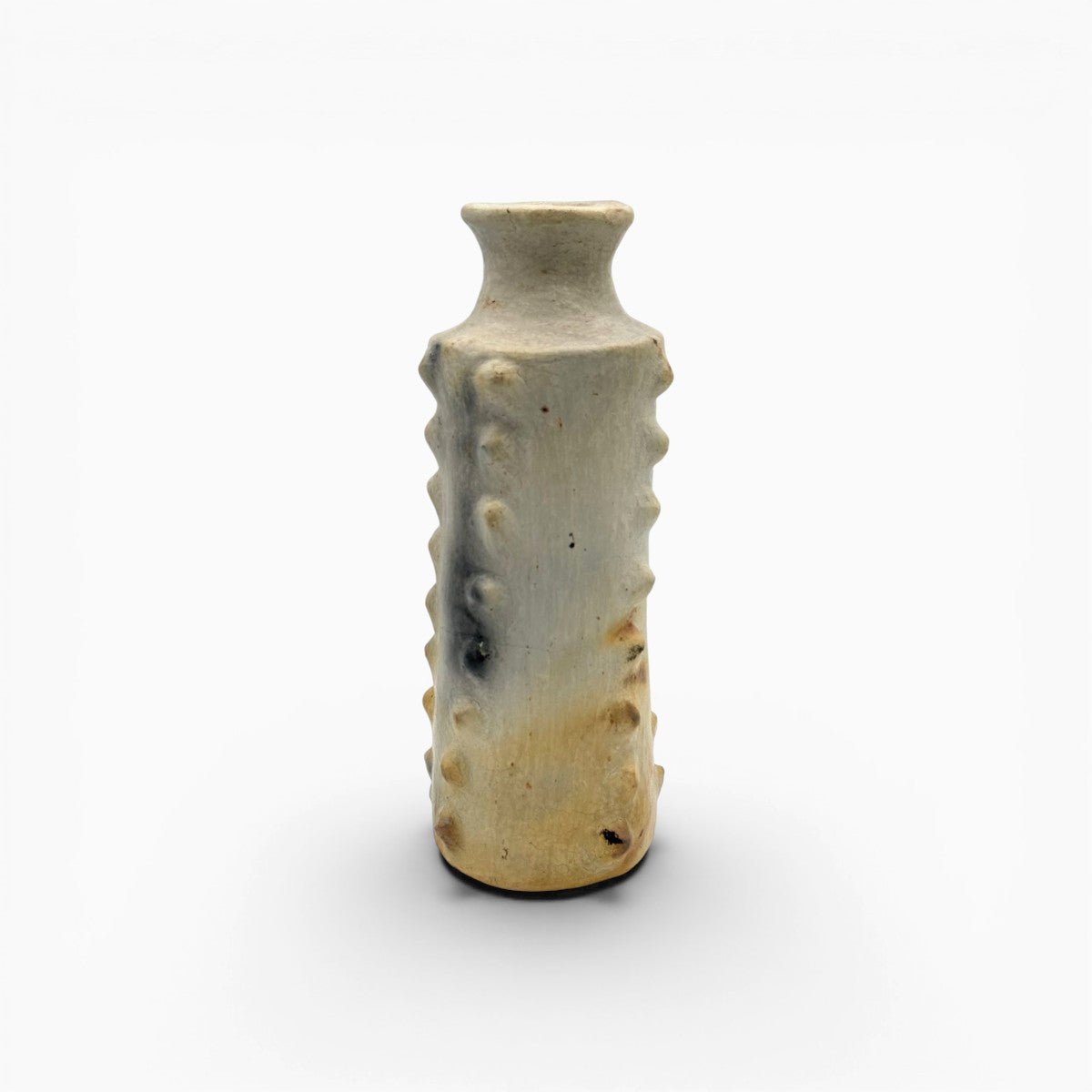 Sfumatura cromatica dall'avorio all'ocra sulla base del vaso scultura UNESCO.