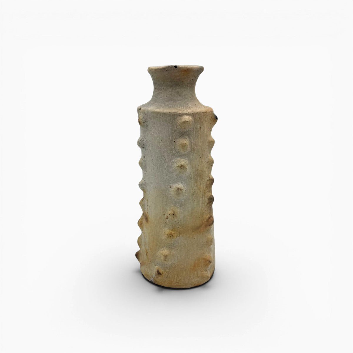 Finitura lucidata a conchiglia della ceramica materica Sejnane plasmata a mano.